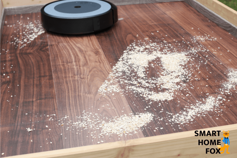 iRobot Roomba saugt im Test Haferflocken auf einem Hartboden